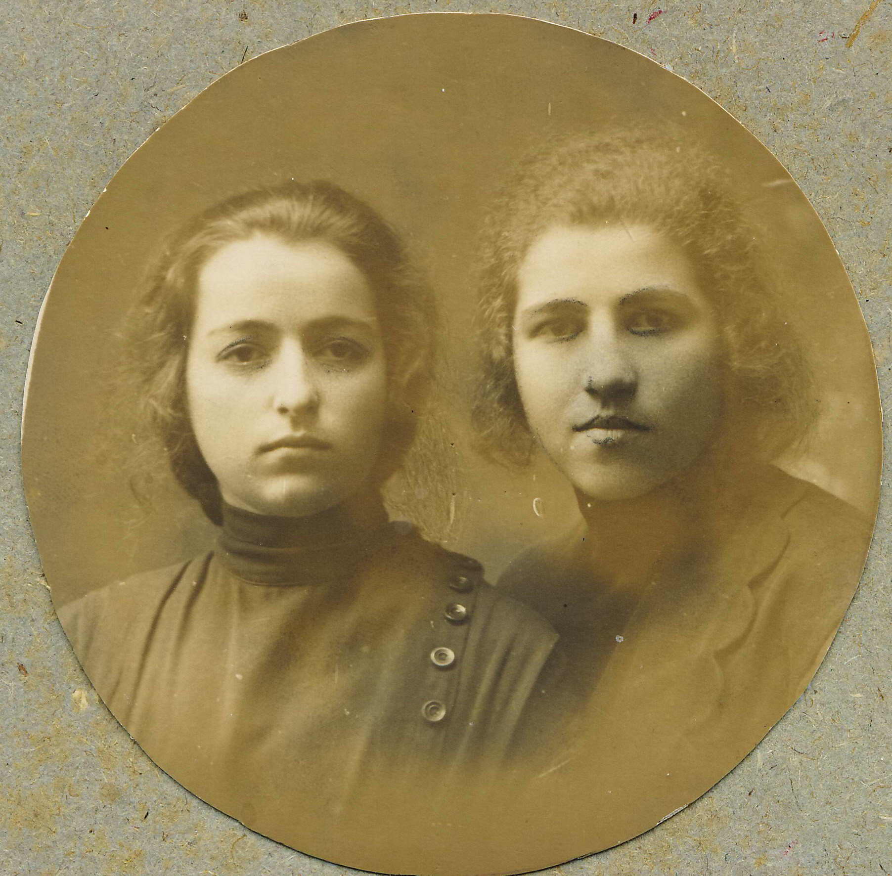 1925 Вера Роскина, (слева)